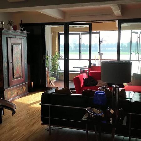 Grosszuegiges Zimmer Mit Badezimmer In Rheinwohnung Кёльн Экстерьер фото