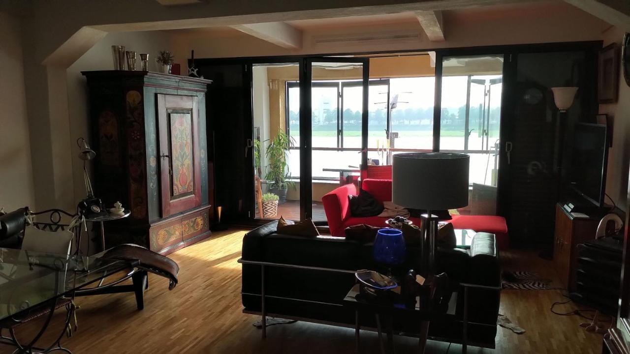 Grosszuegiges Zimmer Mit Badezimmer In Rheinwohnung Кёльн Экстерьер фото