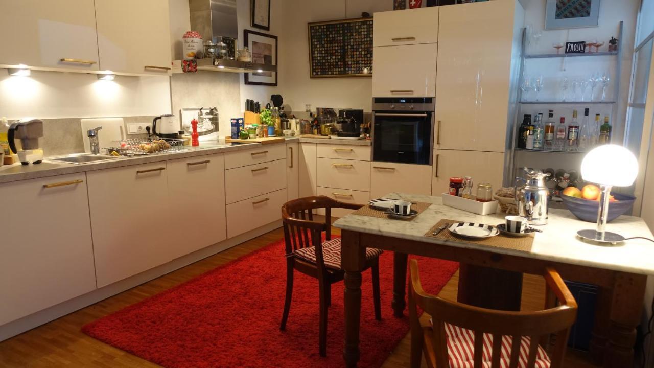 Grosszuegiges Zimmer Mit Badezimmer In Rheinwohnung Кёльн Экстерьер фото